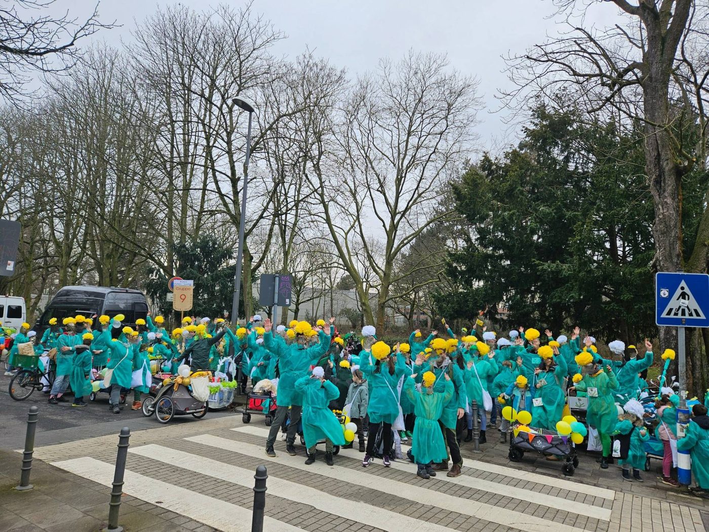 Große Gruppe beim Veedelszoch